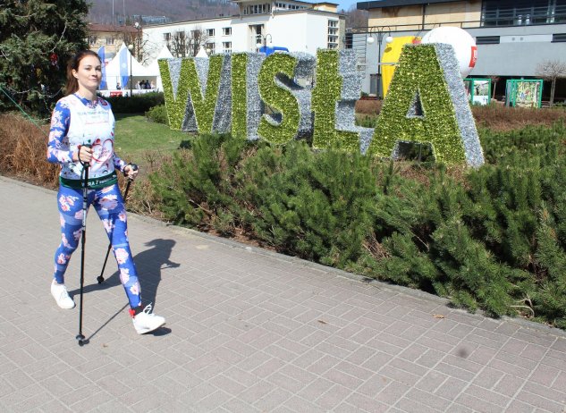 Uczestnicy na trasie biegu